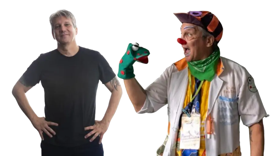 Clerson Pacheco ao lado do personagem Dr. Miojo com um fantoche na mão